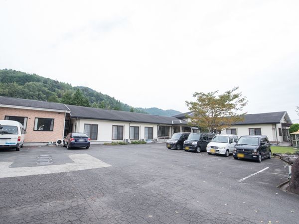 広々した駐車場の外観