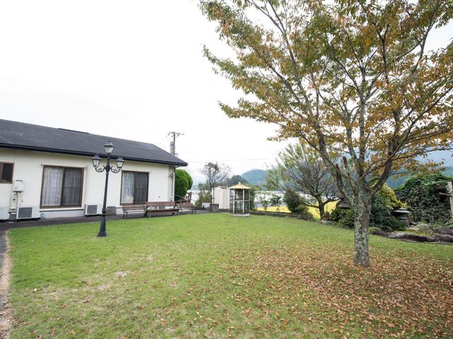 緑豊かな中庭風景 庭 広々とした中庭は四季を感じることができ、のんびりとした時間を過ごすことが可能です。ゆったりとした環境での就業をご希望の方には最適な場所です。