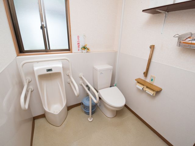 介護用トイレの様子 トイレ 手すり完備で安全性に配慮されたトイレです。使用しやすい工夫がなされており、快適にご利用いただけます。