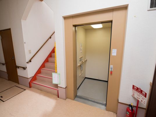 エレベーターと階段の場所