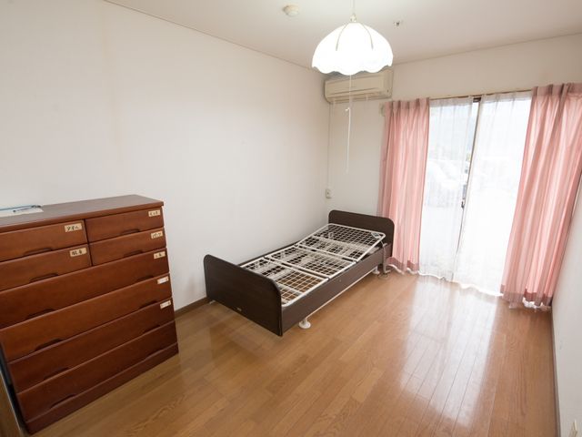 居室の明るい空間 居室 広々とした居室です。明るい窓とシンプルな家具で、落ち着いた時間を過ごせる環境が整っています。