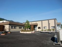 広々とした外観の施設