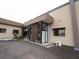 建物の入口と外観