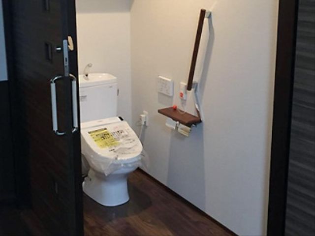 バリアフリーのトイレ トイレ 手すり付きで安全性に配慮した清潔なトイレです。利用者の動きやすさを考慮した設計になっております。