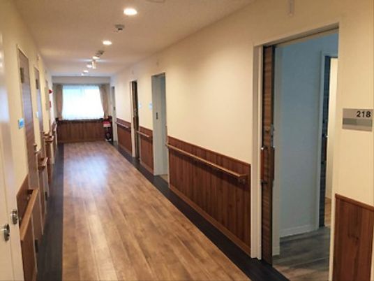 木目調の温もりある廊下