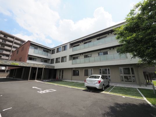 広々とした明るい外観