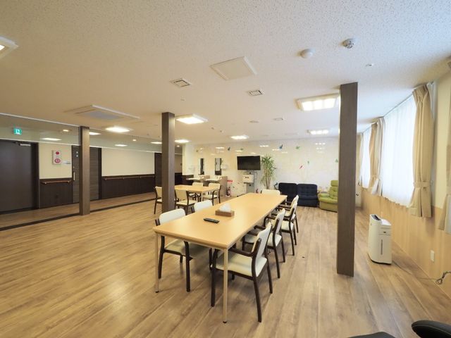 広々とした落ち着いた食堂 食堂、共有スペース ゆったりとした時間が流れる明るい食堂で、職員や利用者様が和やかな会話を楽しんでいます。清潔感のあふれるこの空間で、皆様の生活をサポートできるのを楽しみにしています。