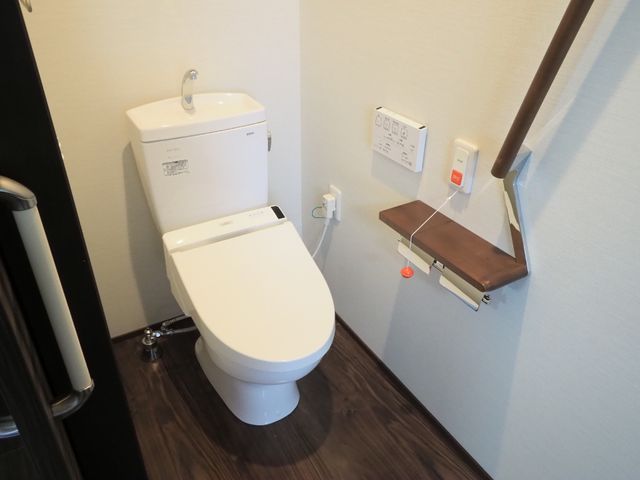 バリアフリートイレ設備 個室トイレ 手すりが付いた清潔なトイレ空間です。快適な使用感を支える配慮がされています。