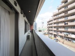 明るいベランダの景観