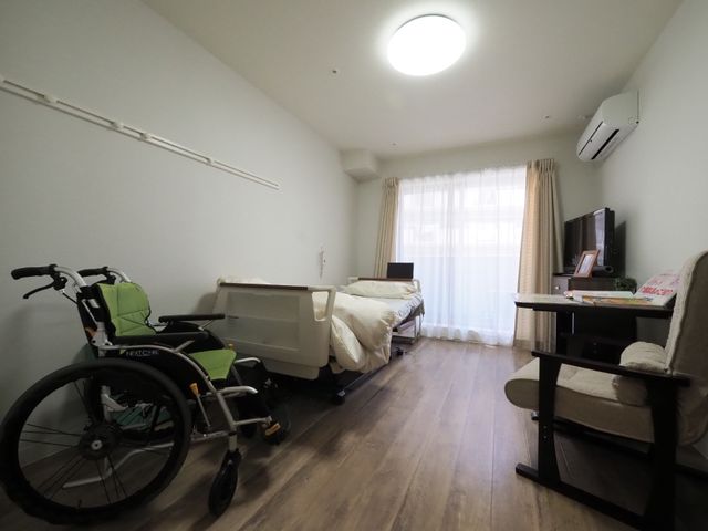 居室の手入れの行き届いた室内 ２F室内 ゆとりのスペースを備えた室内は、清潔感があり、居心地の良い環境が整っています。エアコンやテレビも完備し、快適な生活をサポートします。