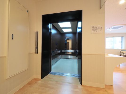 廊下から見た多目的室入口