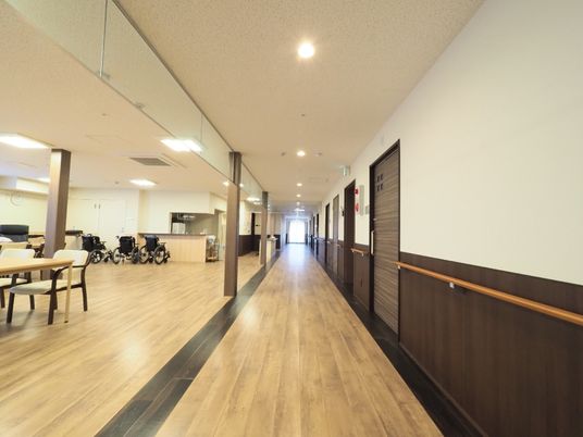 広々とした明るい廊下