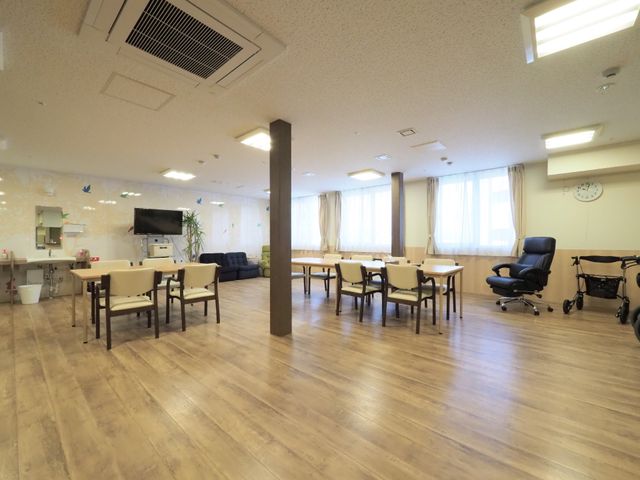 広々とした共有スペース 食堂、共有スペース 落ち着いた雰囲気の共有スペースです。窓からは自然光が差し込み、居心地の良い空間が広がっています。