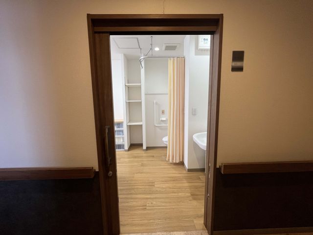 洗面台付きの室内 居室 個別にプライバシーが確保された空間で、快適に過ごせる工夫がされています。