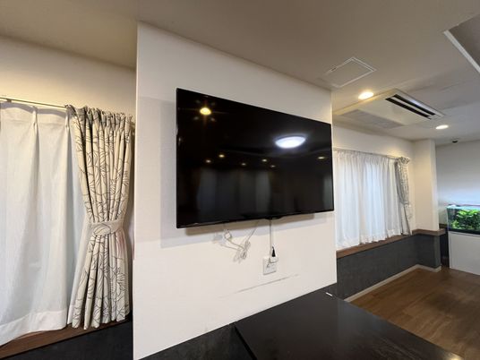 テレビとモダンな壁面