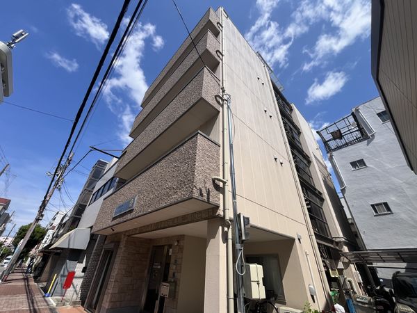 晴れた日の外観
