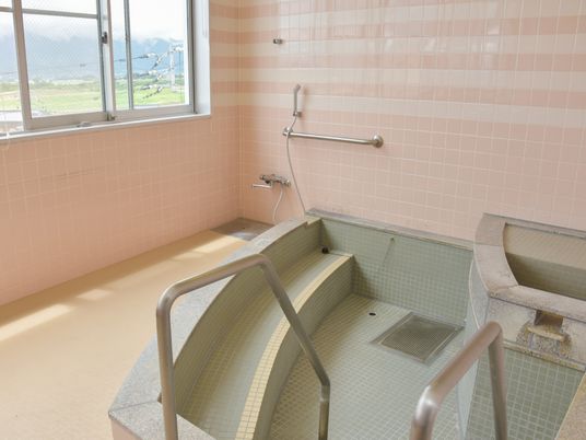 手すり付き明るい浴室