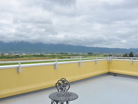 広いテラスと山々の風景