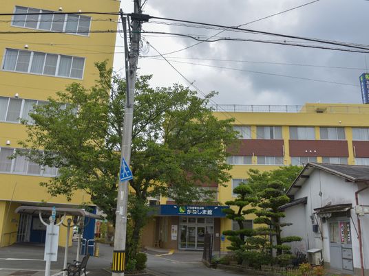 黄色の建物正面