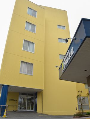 黄色い建物の外観