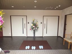 エントランスの明るい装飾