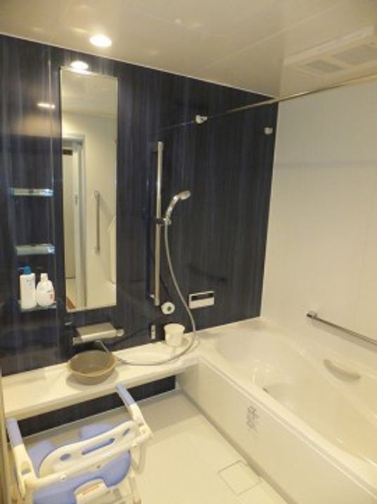 バリアフリー設計の浴室