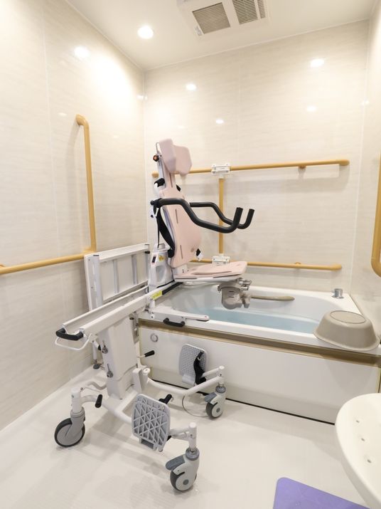 バリアフリー設計の浴室