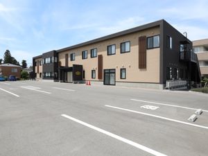 明るい外観の施設外観