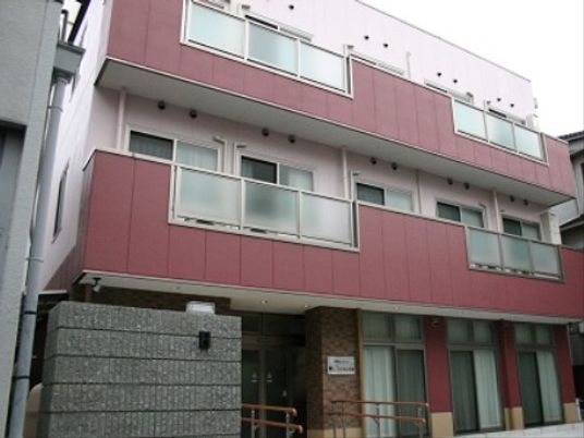 ピンク色の建物外観