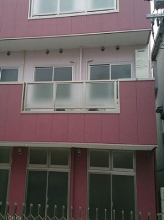 ピンクの建物の外観