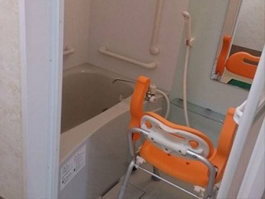 バリアフリー設計の浴室