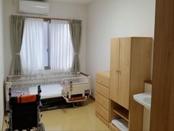 明るい個室の居室