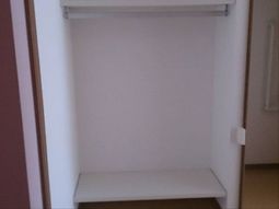 シンプルな洋室クローゼット