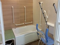 バリアフリー設計の浴室
