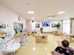 明るい居心地の良い食堂