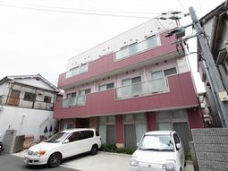 ピンクの外壁の建物