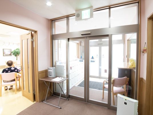 エントランスと待合いエリア