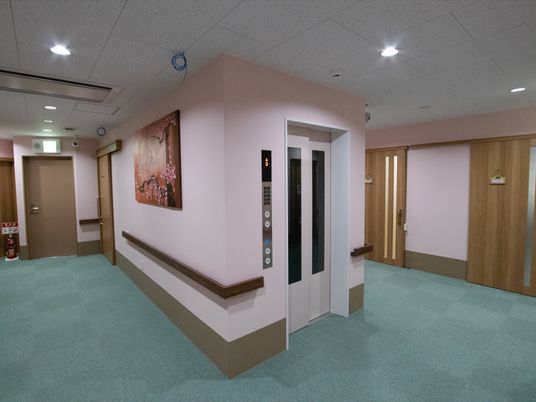 廊下とエレベーターの空間
