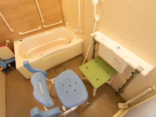 バリアフリー設計の浴室