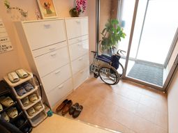 エントランスの明るい角部屋