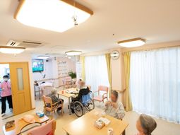 明るい共有ラウンジ