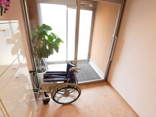 車椅子のある玄関