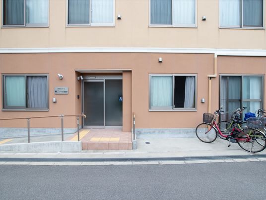 車椅子も安心のエントランス