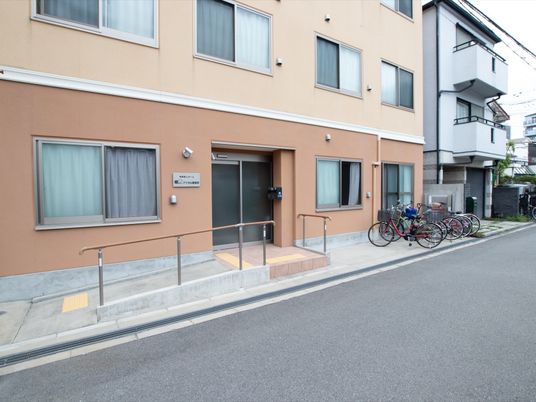 明るい外観のエントランス