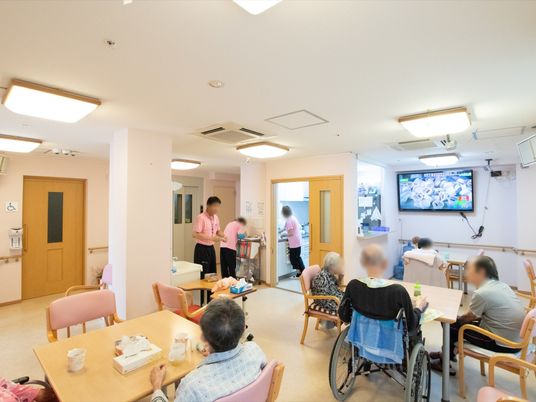 広々とした共有ダイニング