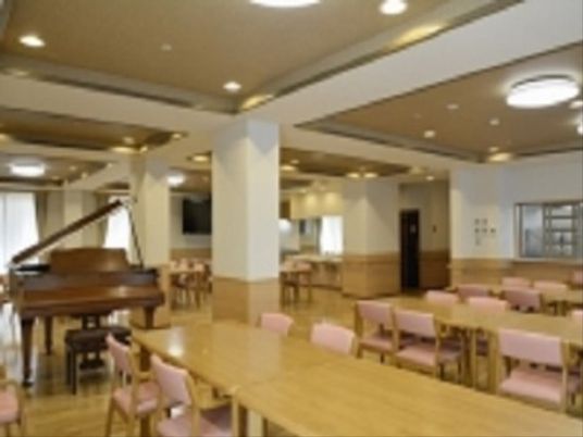 ピアノがある居心地の良い食堂