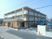 清潔感のある三階建て建物