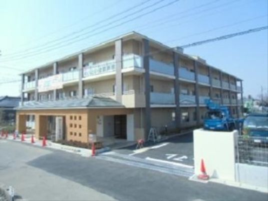 清潔感のある三階建て建物