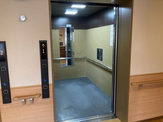 手すりのある広い設備のエレベーター