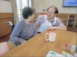 笑顔交わす二人とテーブル